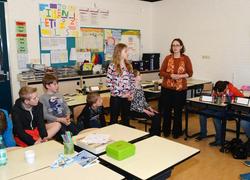 Normal_wethouder_de_jong_bij_discussieles_op_basisschool_de_bussel__web_